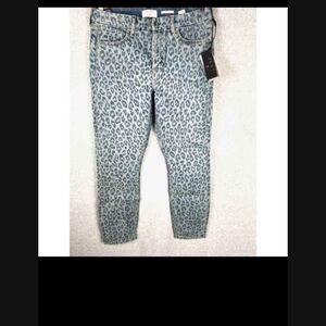 Chic Leopard Print Cropped Jeans